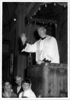 40-Chiesa di Santa Barbara a San Gregorio nelle Alpi. Il prete presenta la sua omelia dal pulpito. Primi anni sessanta..jpg