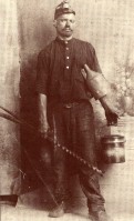 41-Cadorin Evaristo emigrante di S. Gregorio, pronto per scender nella miniera in un cantiere dell'Argentina (anni 20).jpg