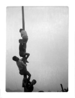 43-Giochi di bimbi come sul palo della cuccagna. San Gregorio nelle Alpi, pimi anni sessanta..jpg
