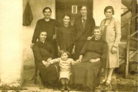 47-Donne di S. Gregorio. In alto da sinistra le sorelle Centeleghe Palmira, Angelina, Luigia e Giovanna; sedute le sorelle Tonet Elisa e Caterina con la piccola Renata.jpg