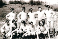 53-Calcio a San Gregorio, una delle prime formazioni, in alto, da sn Sandro Cassol, Dario Brandalise, Ambrogio Argenta, Costantino De Bastiani, Renato Strazzabosco, in ginocchio, da sn Edi Lise, .jpg