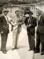 55-Attilio Canal, Gelindo Giazzon,Piero Giazzon e Guerrino Dalla Rosa un di di festa a San Gregorio negli anni '60.JPG