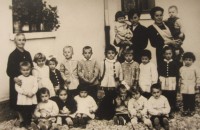 87-Asilo infantile di SAN GREGORIO Nelle Alpi anno 1962. I bambini con l'assistente Maria Silvia De Bastiani (Cicci), la cuoca Romana Dal Castel, la generosa coadutrice Lisetta Tonet..jpg