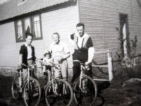 91-Il minatore Toni Roni, di San Gregorio nelle Alpi, con il piccolo Benedetto e due compagni di lavoro davanti a una baracca-alloggio. Belgio 1940.jpg