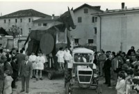 97-Carnevale San Gregorio fine anni '70 con Giulio Gazzi e il  -Cavallo di Troia-.jpg