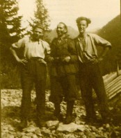 124-Gazzi Costante e Tognetta Giovanni in un cantiere di Bellamonte ricevono la visita di Giulio Gazzi allora militare (fine anni '40). -.jpg