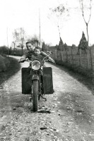 144) Due bambini da San Gregorio nelle Alpi su moto Guzzi 500, nel 1951.jpg
