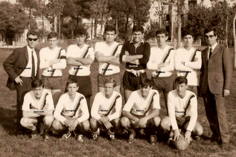 20a-Squadra di calcio anni 1963-66.jpg