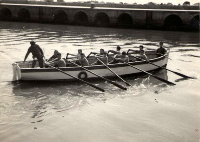 40a-Il prof. Angelo Chianura con i suoi allievi sul Porto canale Estensi-Garibaldi.jpg