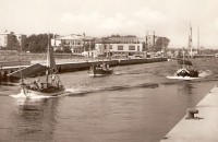 451-Porto Garibaldi uscita pescherecci dal porto canale negli anni '60.jpg