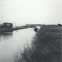 02c-Anni '30   Al Trinèn, d'Estate venivano in spiaggia con pentole e pentolini e stavano tutta la giornata al mare, l'ultimo tratto veniva praticamente percorso a passo d'uomo!!! pt Capuccini.jpg