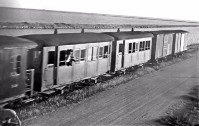 02d-1932 Treno sull'argine Comacchio-Portogaribaldi (canale Pallotta).Chissà quanti comacchiesi ancora viventi hanno fatto in tempo a prendere quel treno.jpg