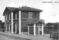 03b-Anni '20 - Quando anche Magnavacca aveva la stazione,  la stazione era ubicata dove ora si trova la tabaccheria Marino, il trenino si dirigeva sul portocanale, dove caricava la merce..jpg