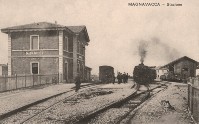 03c-12 marzo 1933 - Stazione di Magnavacca, treno appena arrivato da Ostellato.qui siamo in Vle Bonnet 106, dove c'è la tabaccheria Marino, quindi di fronte al Parco delle Rimembranze..jpg