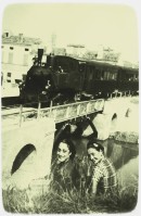 06c-Dau bali don cmaciais, inteant ca paseave al treno seu al paunt indauv ca adass a ga la coop....(due belle donne comacchiesi, mentre passava il treno sul ponte dove adesso c'é la coop)..jpg