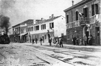 07a-MAGNAVACCA PORTO GARIBALDI anni '30-Il treno arrivava sul porto, il primo edificio sulla destra era l'albergo Garibaldi, sito esattamente dove oggi c'è il bar Sampei e la pescheria Rosina..jpg