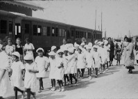 07b-MAGNAVACCA-PORTO GARIBALDI anno 1937,  bambini giunti in treno a Porto Garibaldi si avviano verso la spiaggia per trascorre una giornata di mare e sole..jpg
