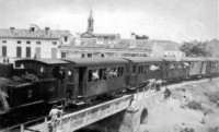 11a-Anni '30 Il treno sul Ponte della ferrovia nei pressi di Trepponti.La ferrovia venne bombardata durante la guerra e poi smantellata..jpg
