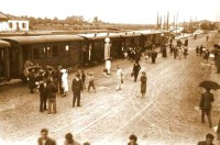 11b - Anni 30 - il treno fermo sul porto, un'unica automobile a quei tempi circolante a Porto Garibaldi quella della signora Imelde Bonnet-Pinza, erede del patriota Nino Bonnet.jpg