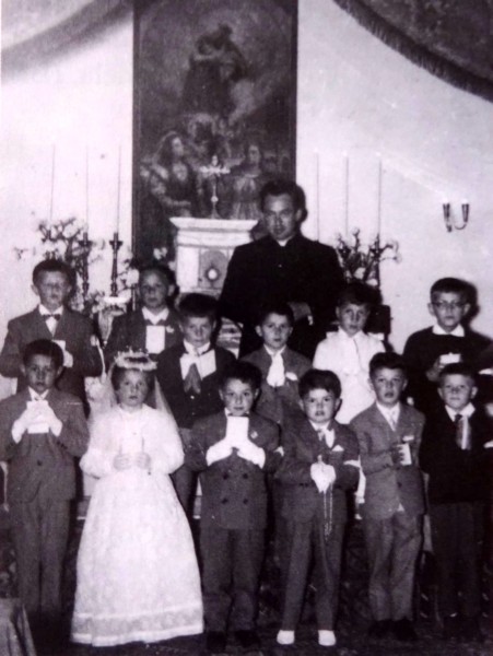 16) dodici bambini hanno ricevuto la prima comunione, è il 1. giugno 1961;.jpg