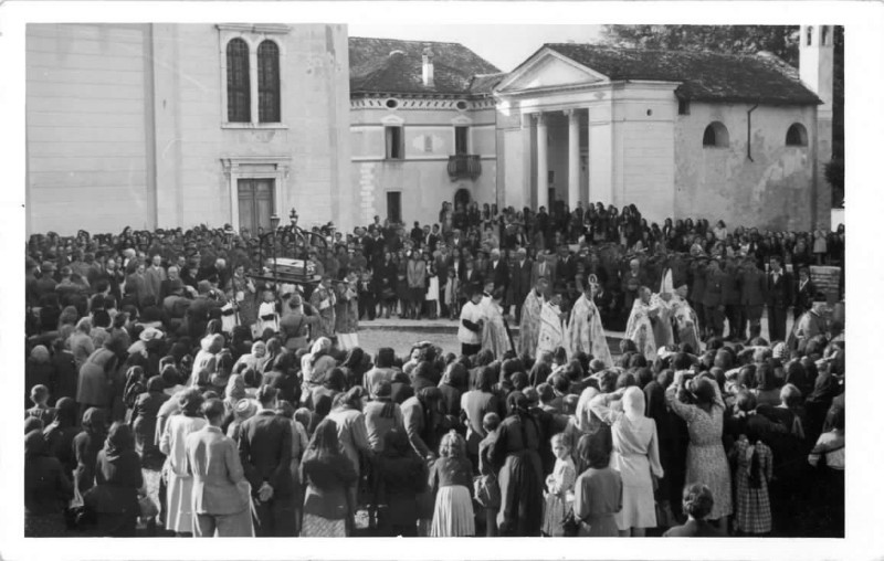 143) La processione avanza con i prelati in testa.jpg