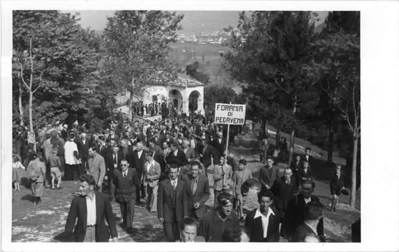 146) I fedeli della Forania di Pedavena al Capitello dell’Angelo nei pressi del Santuario.jpg