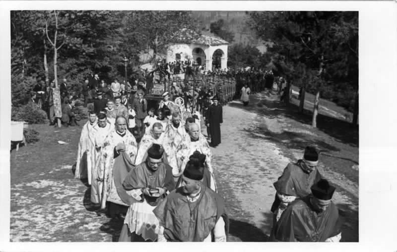 148) L’arrivo della bara di vetro con i prelati in testa al Capitello dell’Angelo.jpg