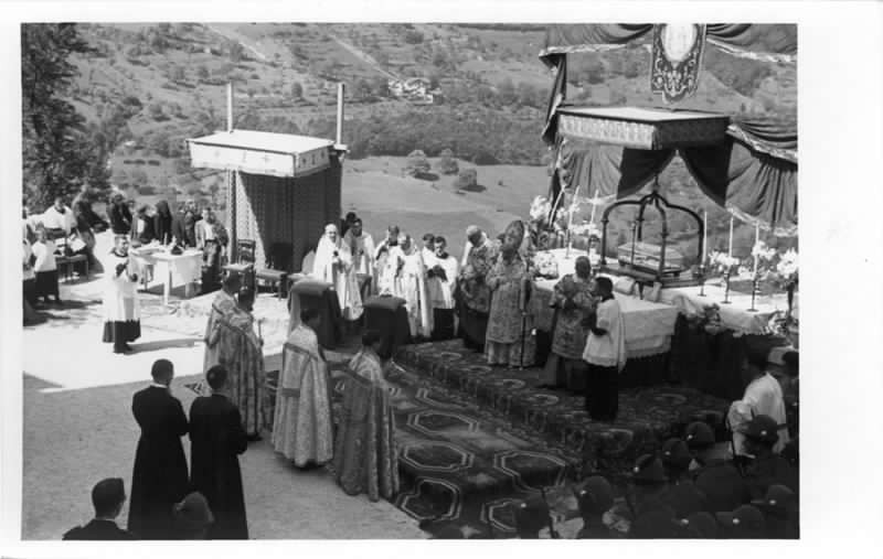 154) Gli altri prelati rendono omaggio ai resti dei Martiri Vittore e Corona nel Piazzale del Santuario di San Vittore. 20.06.1943.jpg