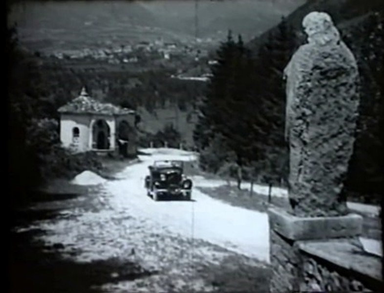159) Feltre S.S. Vittore & Corona. Don Giulio Gaio con la sua Balilla sulla strada per il Santuario. Anni 60.jpg