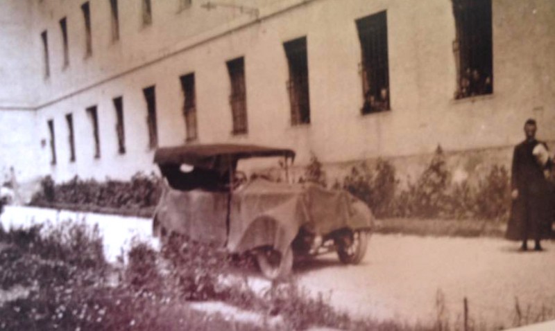 3) Curiosa foto di don Giulio Gaio davanti al Seminario di Feltre con la sua auto -sotto le coperte.jpg