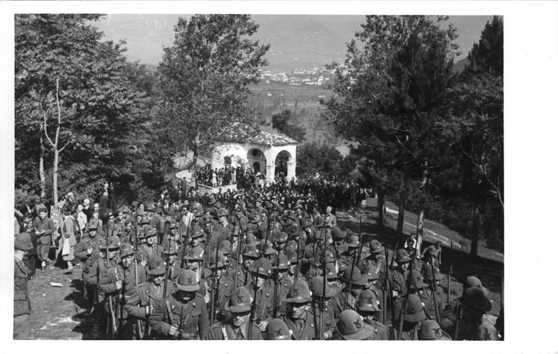 111) La bara di vetro con i sacri resti dei Martiri è accompagnata da un plotone di Alpini e da rappresentanti di altre forze d’Armi (aviazione, marina, artiglieria). Foto Dal Ponte – Feltre.jpg