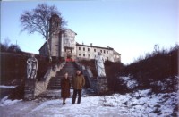 26) Santuario di San Vittore e Corona. Dicembre 1991 - Il sottoscritto e mia mamma Rita , dopo qualche mese Don Gaio verrà a mancare e resta un bel ricordo!.jpg