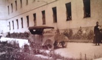 3) Curiosa foto di don Giulio Gaio davanti al Seminario di Feltre con la sua auto -sotto le coperte.jpg