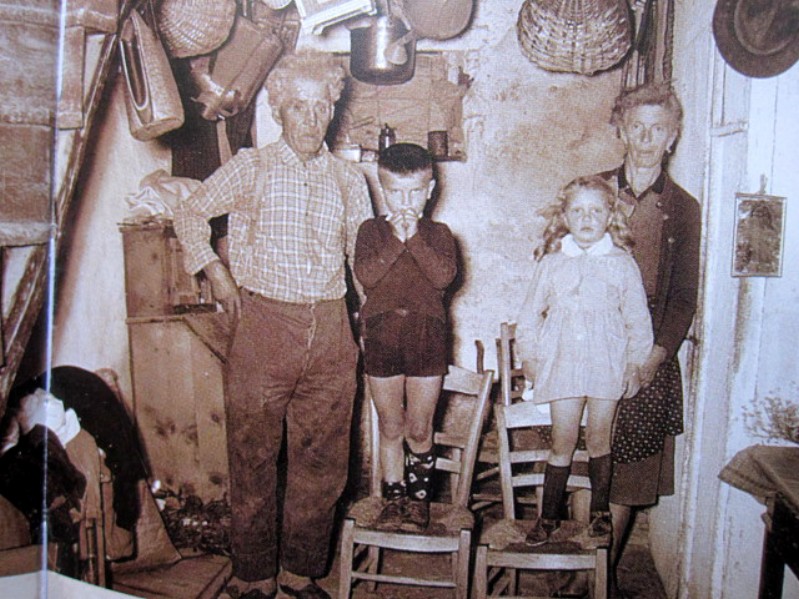 53-Ai Pieri. Severino Casanova e Genoveffa Speranza con i nipotini Valerio e Genoveffa. Anno 1962.jpg