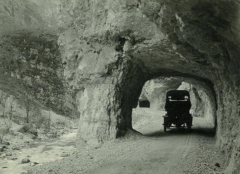 58-Il solco del Canale del Mis segna la via più breve per giungere dalla convalle Bellunese nella conca di Gosaldo e nel cuore dell'imponente massiccio dolomitico delle Pale di San Martino - anno 1922.jpg