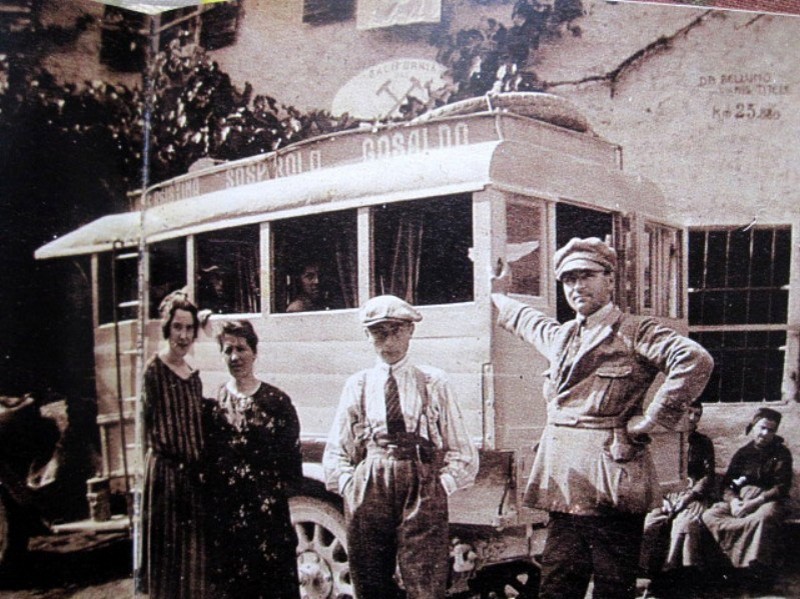 59-La prima corriera S. Giustina-Sospirolo-Gosaldo a California con l'autista Peretti. Anno 1920..jpg