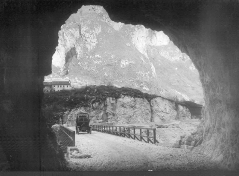 60) Ponte di S.Antonio dalla galleria. In alto i Stach (case De Donà). Anno 1925..jpg