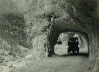 58-Il solco del Canale del Mis segna la via più breve per giungere dalla convalle Bellunese nella conca di Gosaldo e nel cuore dell'imponente massiccio dolomitico delle Pale di San Martino - anno 1922.jpg
