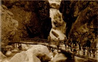 66a) Valle del Mis - I Serrai - Ponticelli in legno per l'attraversamento del torrente del Mis - Estate 1919..jpg