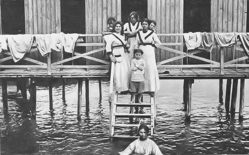 12-Magnavacca - gruppo di bagnanti 1910.jpg