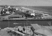 77-Porto Garibaldi 1964 il faro sulla destra e quello basso è il ristorante Il Faro,la Capitaneria ora è in Quello spazio vuoto a sinistra,allora non c'era nulla!!!!.jpg