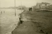 85c-PORTO GARIBALDI 1966 La spiaggia dopo la mareggiata, sullo sfondo il secondo edificio a destra era l'Hotel Central, dove oggi c'è la Pasticceria Del Sole.jpg