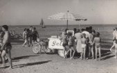 92-Gelati motorizzati in spiaggia a Porto Garibaldi, anni '60.jpg