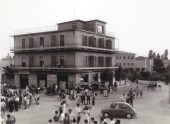 93-Porto Garibaldi, come eravamo... p.zza 3 agosto e il bar Sport anni '60..jpg