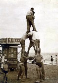 96-Porto Garibaldi, spiaggia anni'60, la piramide umana !!.jpg