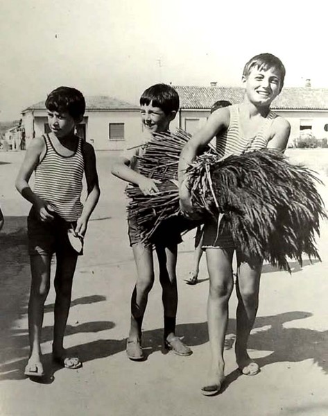 210c- Prima della fiera di Lagosanto, che una volta era ai primi di settembre, si andava a 'sparasina' per raccimolare qualc baiocc per le giostre.jpg