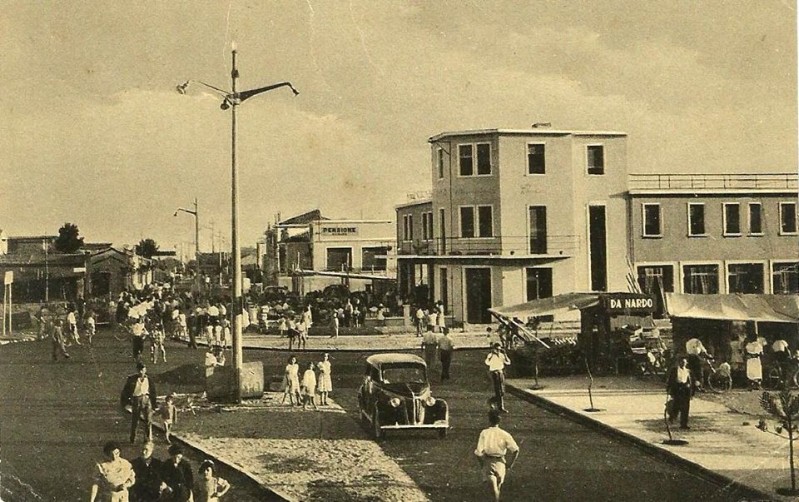 233a-Porto Garibaldi Albergo ristorante Miramare -Il banco di frutta e verdura del mitico NARDO, anno 1951.jpg