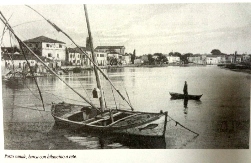 36r-Porto canale, barca con bilancino a rete.jpg