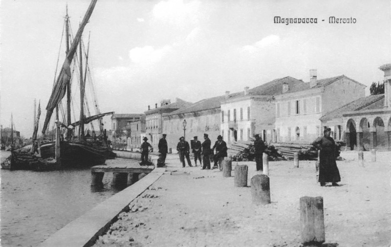 37e1-Sul porto di Magnavacca nel 1911, Si vede il carico di legna sulla banchina, ovviamente non è il mercato, come erroneamente dice la cartolina,  sulla destra si vede il loggiato Mazzini..jpg