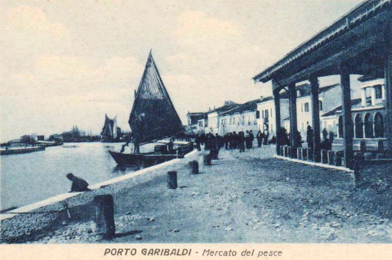 39i-Porto Garibaldi - Mercato del pesce, anno 1923..jpg